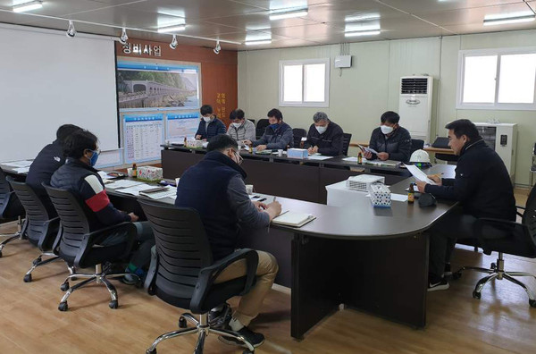 산청군은 코로나19 감염증 예방과 확산방지를 위해 건설 현장을 찾아 근로자 대상 대응요령과 예방수칙 교육을 실시했다./ⓒ산청군