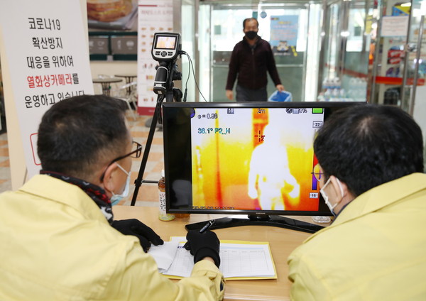 사진은 태안군 관계자들이 태안공영버스터미널에서 열화상카메라를 운용하고 있는 모습./ⓒ태안군청