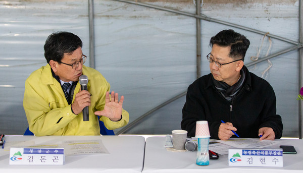 김돈곤 충남 청양군 군수(왼쪽)가 김현수 농림축산식품부장관에게 재해대비 개보수사업을 건의 하고 있다.Ⓒ청양군청