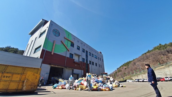 함양군이 코로나19로 인한 쓰레기 수거 등에 공백이 발생하지 않도록 폐기물종합처리시설 등을 대상으로 대응 체계를 강화하고 있다./ⓒ함양군