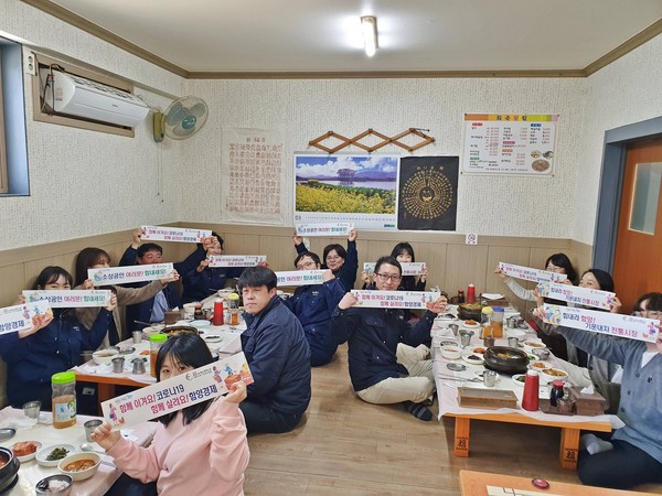 함양군은 11일 동문네거리를 비롯하여 지리산함양시장 일원 등에서 함양군청 직원들이 참여한 가운데 코로나19 위기 극복을 위한 ‘시장가는 날’행사를 진행했다./ⓒ함양군