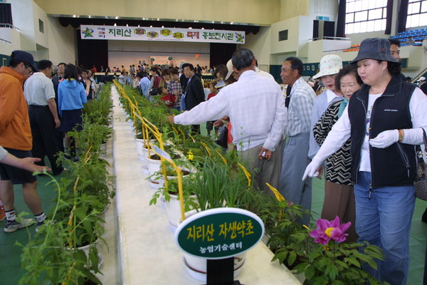 산청한방약초축제위원회는 12일 올해 축제 20주년을 맞아 오는 6월9일까지 ‘산청한방약초축제 기록사진 공모전’을 개최한다./ⓒ산청군