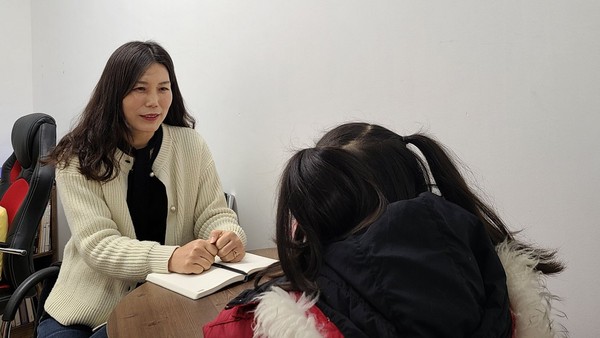 남해군 드림스타트는 정서불안, 게임중독 등으로 어려움을 겪고 있는 아동과 부모를 위해 심리상담 및 치료지원 프로그램을 운영한다. (심리상담 모습)/ⓒ남해군