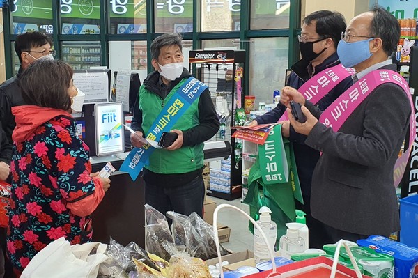 남해군 미조면 행정복지센터와 새마을지도자협의회가 전국적인 코로나19 확산에 따른 마스크 품귀현상 극복을 위해 면마스크 사용 릴레이 캠페인에 동참했다./ⓒ남해군