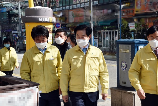 안병용 의정부시장이 코로나19 확진자 이동경로를 방문해 조치사항을 점검했다. ⓒ의정부시청