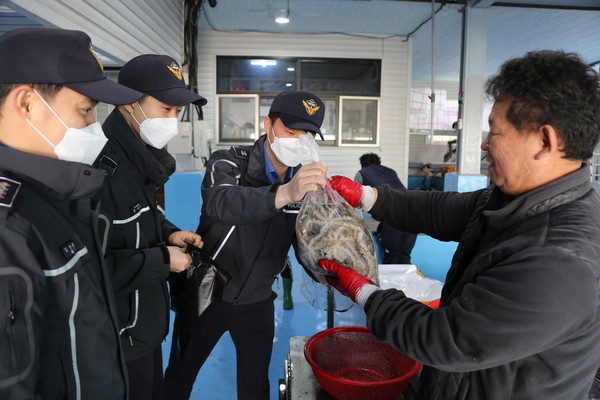 보령해양경찰서가 12일 주꾸미 소비활성화를 위한 전 직원 대상 소비운동행사를 벌였다.Ⓒ보령해양경찰서