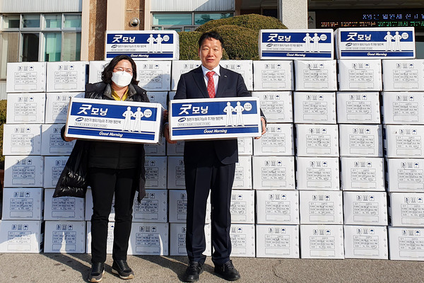 12일 한화토탈에서 방역소독용 방제복 및 방역용품 등 5400만원 상당을 서산시에 기탁했다. 사진은 박노수 서산시사회복지과장(오른쪽)과 신현주 행복키움 팀장(왼쪽)이 기탁받은 물품을 들어보이고 있다.ⓒ서산시청