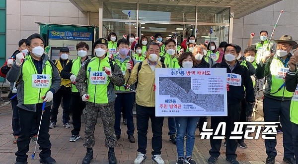 이승천 예비후보, 코로나19 극복 위한 스마일 방역운동 제안하며 동구지역에서 현장순회하며 주민의 애로와 고충사항을 함께 나누고 있는 모습 / ⓒ 문해청 기자