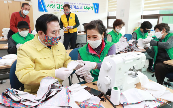 새마을운동함양군지회와 함양군자원봉사센터는 코로나19 확산으로 마스크 구입에 어려움을 겪고 있는 군민들을 위해 13일부터 회원 10여명 종합사회복지관에 모여 면 마스크를 제작 봉사활동에 참여하고 있다./ⓒ함양군