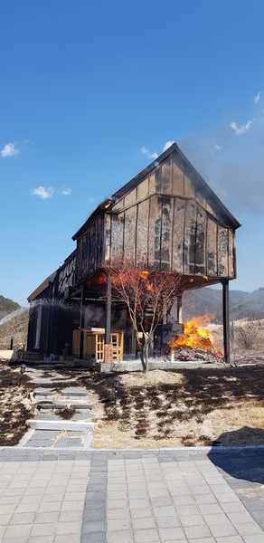 14일 오후 1시 3분쯤 충남 금산군 군북면 산안리 한 단독주택에서 불이  나 30분만에 진화됐다./ⓒ금산소방서