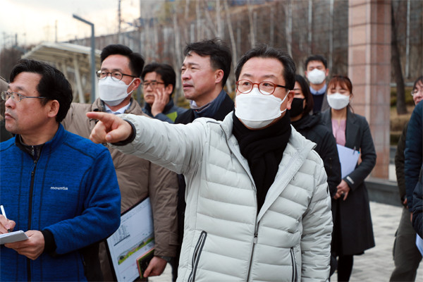 남양주시 고고투어에서 주요 정책현장을 방문한 조광한 시장이 관계자들에게 지시사항을 전달하고 있다.(사진=남양주시청)