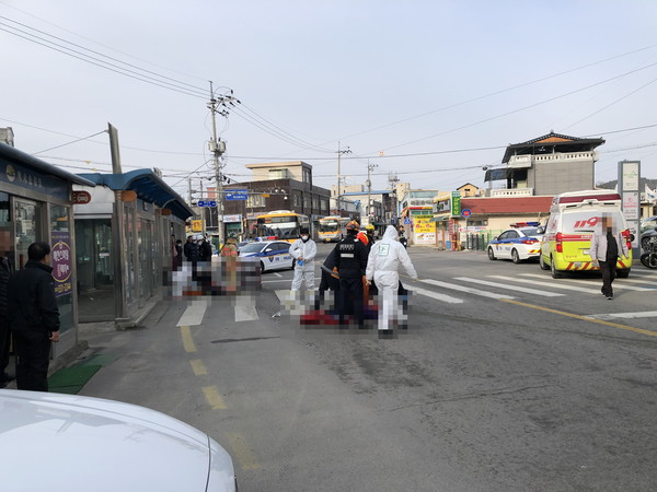 15일 오전 8시 28분쯤 충남 예산군 예산읍 예산리 쌍송배기 시내버스 승강장 앞 도로에서 교통사고가 나 3명의 사상자가 발생, 신고를 받고 출동한 경찰과 119구조대원들이 사상자를 구조하고 있다./ⓒ예산소방서