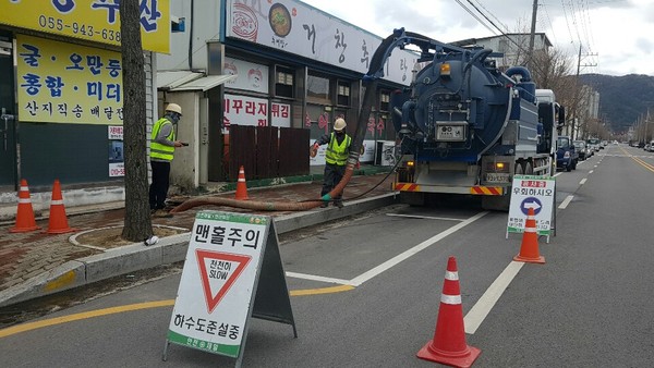 거창군은 우수기를 대비해 3월부터 우수기 전까지 거창읍 일대에 하수관로 준설사업을 실시한다./ⓒ거창군