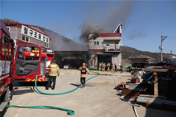 16일 오후 2시 38분쯤 세종시 장군면 봉안리 한 금속 가공공장에서 불이 나 신고를 받고 출동한 소방관들이 진화작업을 벌이고 있다./ⓒ