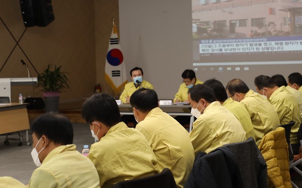 함양군은 지난 16일 오전 서춘수 군수 주재로 부군수, 국장, 담당관 및 실과소장 등 30여명이 참석한 가운데 열린 간부회의에서 코로나19의 대응 철저와 국도비 확보 등 당면 현안사항에 대한 철저한 대응을 강조했다./ⓒ함양군