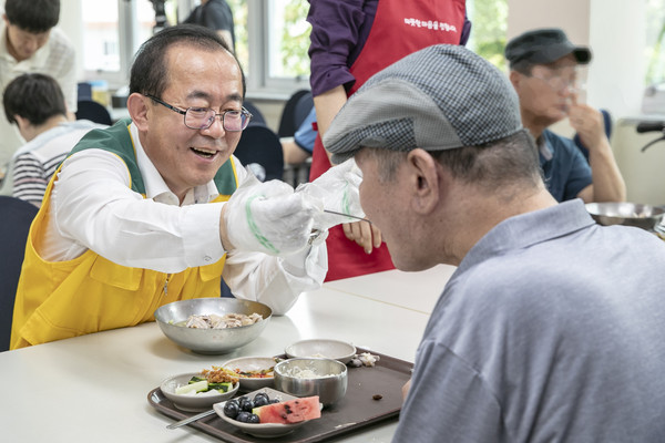 한국남동발전은 제10회 행복더함 사회공헌대상에서 환경부 장관상을 수상했다.(유향열 한국남동발전 사장 봉사활동모습)/ⓒ한국남동발전