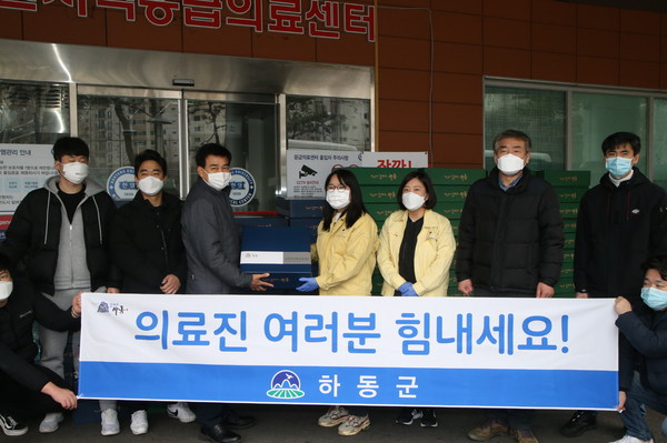 하동군이 코로나19 발생 이후 다른 지자체보다 한발 앞서 지역경제 활성화 대책과 국내·외의 코로나 확산지역에 구호물품을 잇따라 지원해 눈길을 끌었다.(창원 한마음병원 방문)/ⓒ하동군