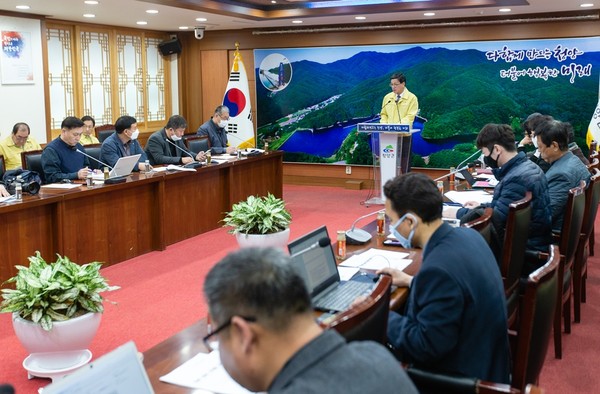 17일 김돈곤 청양군수는 군청 상황실에서 3월 정례브리핑을 갖고 국내 첫 확진환자가 나온 1월 21일 이후 현재까지 코로나19와 관련한 청양지역 상황과 방역활동, 경기부양책을 차례로 설명했다.Ⓒ청양군청