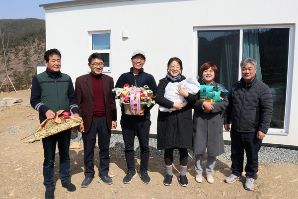 산청군은 17일 산청읍행정복지센터와 산청읍체육회가 지난 2월26일 태어난 이세아 아기와 부모 이인근, 최샛별씨에게 축하 화환과 쌀, 미역 등 기념품을 전달했다./ⓒ산청군