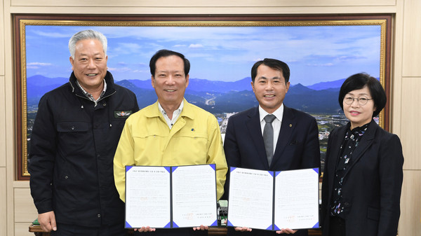 거창군에서는 17일 군수실에서 NH농협은행 거창군지부와 제로페이 결제시스템 도입을 위한 협약식을 가졌다./ⓒ거창군