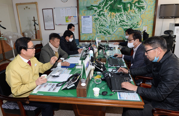 지난 16일, 군청 브리핑룸에서 한정우 군수가 코로나19 관련 현황 등을 설명하고 있다./ⓒ창녕군