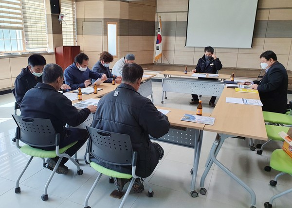 함양군은 지난 16일 서상면사무소에서 환경부가 추진 중인 국립공원 구역(경계)에 대한 적정성·타당성 등 검토 내용에 대해 설명하고 주민 의견 수렴을 위한 설명회를 개최했다./ⓒ함양군