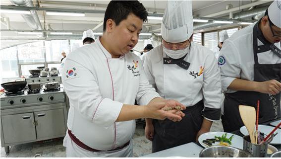 한국호텔관광실용전문학교가 미래 외식산업분야를 주도하는 전문 셰프 양성을 위해 차별화 된 커리큘럼 운영으로 주목받고 있다ⓒ/한호전