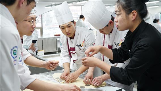 한국호텔관광실용전문학교가 미래 외식산업분야를 주도하는 전문 셰프 양성을 위해 차별화 된 커리큘럼 운영으로 주목받고 있다ⓒ/한호전