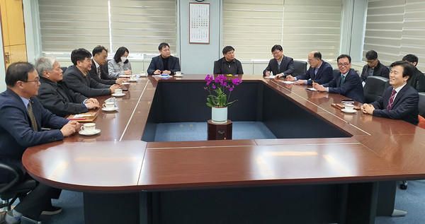 진주시는 17일 배기동 국립중앙박물관장이 진주시를 방문하여 조규일 진주시장을 만나 국립진주박물관 이전을 위한 회담을 가졌다./ⓒ진주시