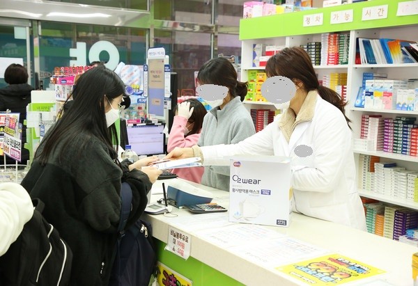 약사가 마스크를 구입하러 온 시민에게 마스크를 판매하고 있다./ⓒ서산시청