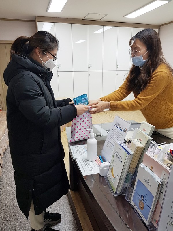 충남 보령시는 임산부와 산모에게 마스크를 무료로 배부하고 있다.©보령시청