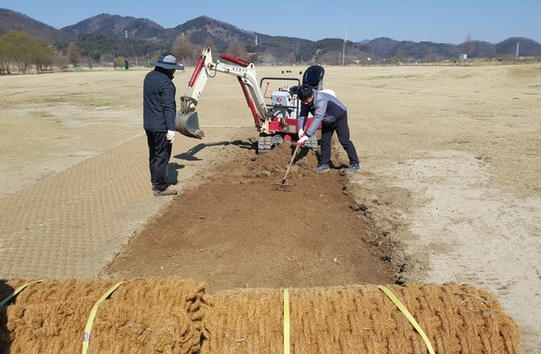 의령군에서 운영하고 있는 의령친환경골프장은 지난 16일 휴장일에 전 직원이 참여해 코스 내 대청소 및 페어웨이 답압지역 봄맞이 보수를 실시했다./ⓒ의령군