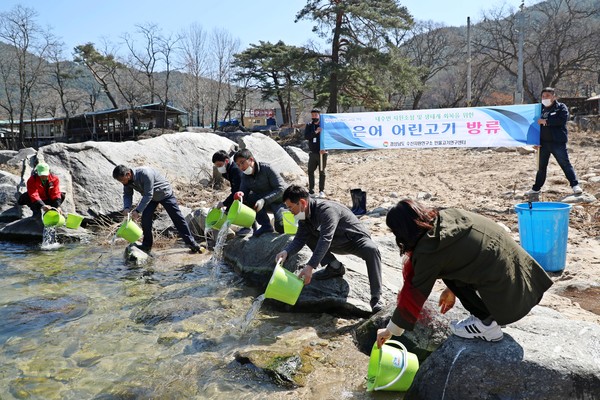 함양군은 18일 오전 안의면 농월정 인근 남강천에 은어 어린물고기 2만 마리를 방류했다./ⓒ함양군