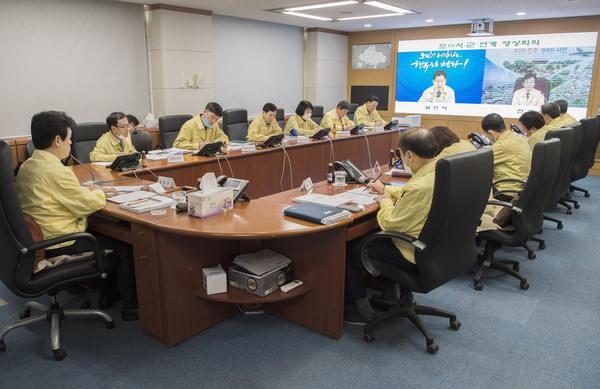 진주시는 코로나19의 소규모 집단감염 사례가 지속적으로 발생하고 있는 가운데  진주시는 예방적 대응 체계로 외부로부터 감염 차단에 나서고 있다./ⓒ진주시