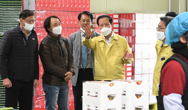 거창군은 지난 16일 구인모 군수가 관내 딸기 공동선별장을 방문해 작업자 및 농가와 소통의 시간을 가졌다./ⓒ거창군