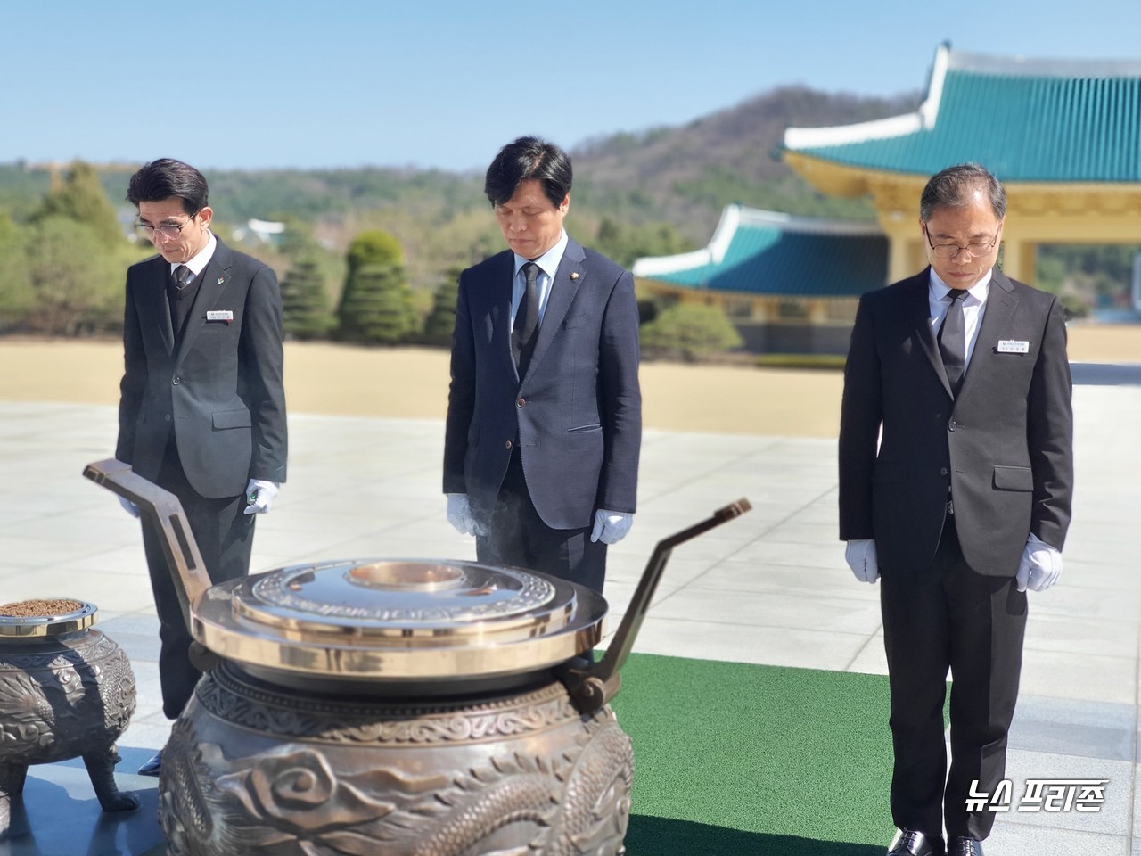 조승래 의원(대전 유성갑. 가운데)은 18일 21대 총선 대전유성구갑 더불어민주당 예비후보'로 등록을 마친 후, 국립대전현충원을 찾아 순국선열을 기리는 헌화를 바치고 임성현 원장(오른쪽)과 함께 참배를 올리고 있다.ⓒ이현식 기자