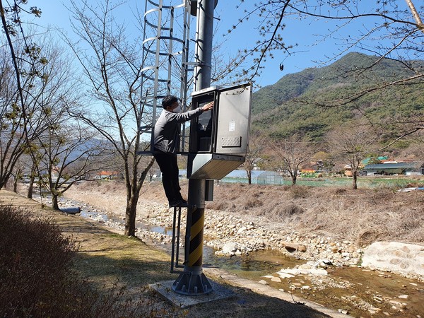 18일, 계성면 소재 옥천계곡에 있는 자동우량경보시설을 점검모습./ⓒ창녕군