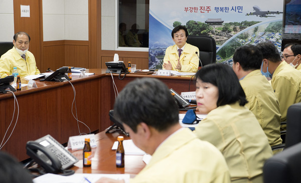 진주시 코로나19 확산방지와 조치사항 29차 일일 브리핑(코로나19 관련 간부회의 모습)/ⓒ진주시