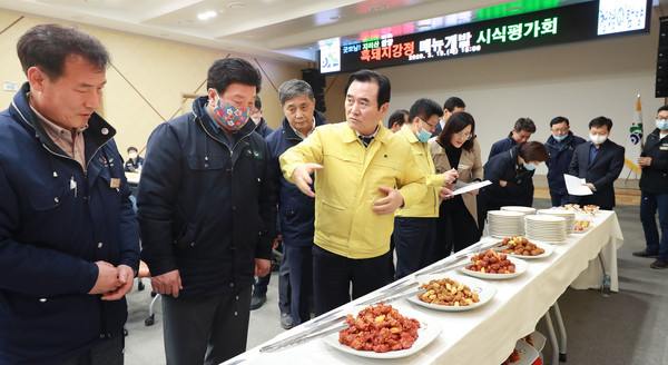 함양군은 지난 19일 함양군청 대회의실에서 함양군 특산물인 흑돼지를 이용한 흑돼지강정 메뉴개발에 따른 시식평가회를 개최했다./ⓒ함양군