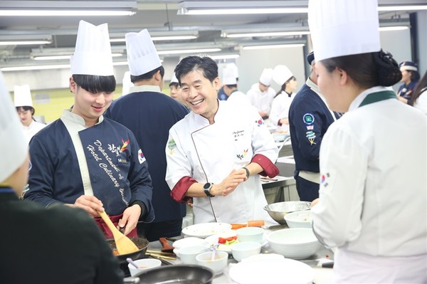 스타교수 이연복 교수가 호텔외식조리계열 학생들에게 실습수업을 지도하고 있다ⓒ/한호전