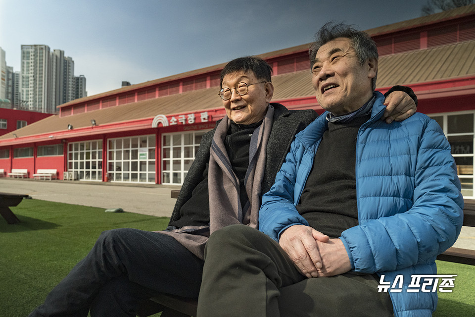 함께 같은 방향을 향해 나아가고 있는 오랜 벗, 김재건 선생님과 정상철 선생님 /ⓒAejin Kwoun