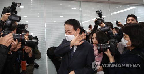 미래한국당 한선교 대표가 19일 오후 서울 영등포구 여의도 미래한국당 당사에서 당대표직 사퇴 기자회견을 마친 후 당사를 나서고 있다. 2020.3.19