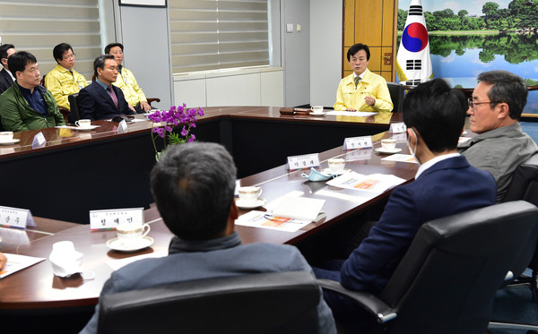 조규일 진주시장이 지난 20일 택시업계 대표자들과 간담회를 갖고 코로나19로  인한 경제위기를 함께 극복해 나가자고 주문했다./ⓒ진주시