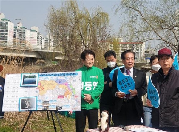 정동영 예비후보 지난 21일 전북환경운동연합이 개최한 ‘흘러라, 전주천!’ 캠페인 및 정책협약식에 참석해 전주천의 수질개선을 약속했다./ⓒ정동영 예비후보 사무실