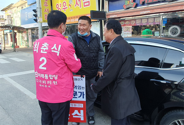 포천가평지역구에 출마한 미래통합당 최춘식 예비후보가 지역 대리운전 기사들의 고충의견을 듣고 있다.(사진=최춘식 선거사무소)