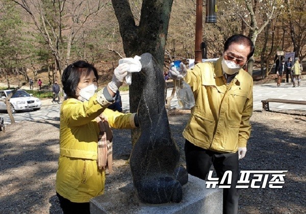 중구의회 신범식 의원(정면 나무 우측)이 앞산 고산골 공룡공원에서 코로나19 감염 극복을 위한 방역봉사하고 있는 모습 / ⓒ 문해청 기자