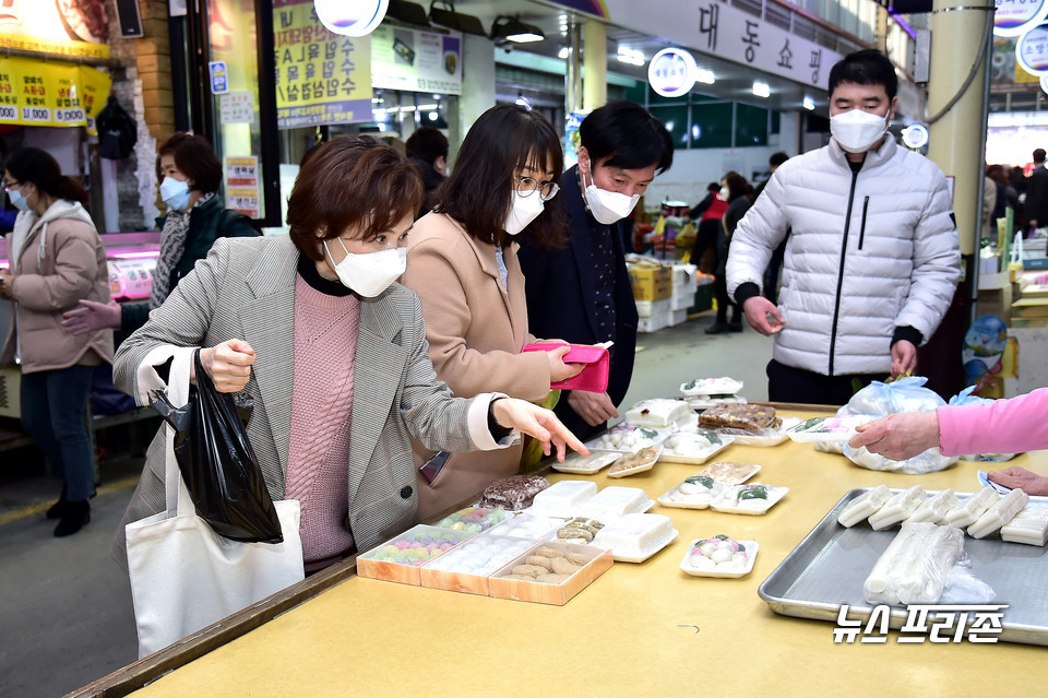 릴레이 장보기 행사.(사진제공=제천시)