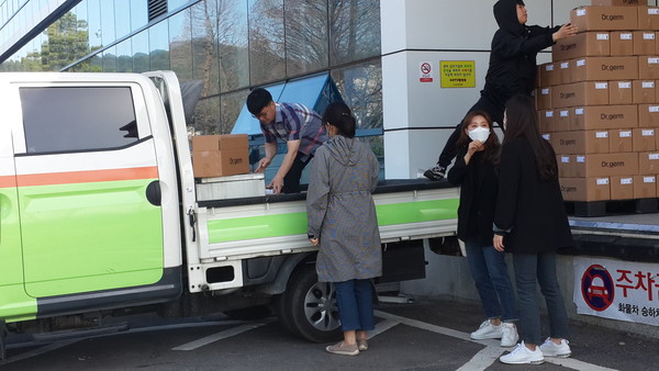 진주시는 23일부터 코로나19 감염 예방과 확산 방지를 위해 관내 학원 및 교습소에 손소독제를 배부한다./ⓒ진주시