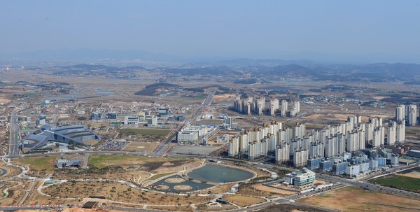 군이 23일 내포신도시의 축산 악취를 반드시 잡겠다고 공표했다./ⓒ이종선 기자