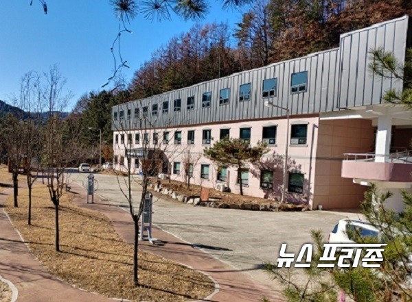 홍천군 화촌면 장평리마을 군민의 묘소가 있는 야산 한 쪽 등산로 쪽에서 바라보는 남향복지재단 남향원 / ⓒ 고경하 기자